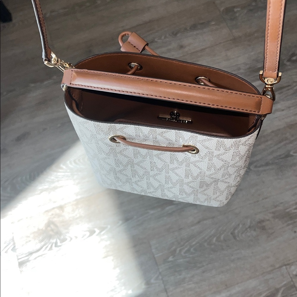 Michael Kors Purse White & Brown - Picture 15 of 17